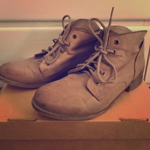 Steve Madden Distressed bootie